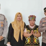 Kapolsek Tlanakan, AKP Achmad Supriyadi, saat bersama Ida Dayak.