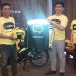 CEO CakTrans menunjukan logo baru. foto: rusmiyanto/BANGSAONLINE