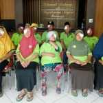 Sebanyak 10 lansia tiba di Kejari Sidoarjo, usai menjalani operasi katarak dan menginap selama tiga hari di Asrama Haji Ebarkasi Surabaya (AHES).