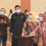 Gubernur Jawa Timur Khofifah Indar Parawansa saat meresmikan Gedung Command Center dan PPID (Pejabat Pengelola Informasi dan Dokumentasi), Senin (9/11/2020). foto: ist/ bangsaonline.com