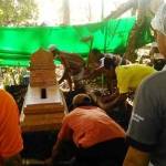 BONGKAR. Polisi saat membongkar makam Ramtam warga RT 2 RW 2, Dusun Tegaron, Desa Gamongan, Kecamatan Tambakrejo, Bojonegoro. Foto: Eky Nurhadi/BANGSAONLINE