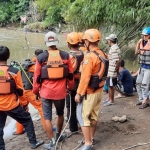 Tim Basarnas, BPBD Jember, dan relawan SAR OPA melakukan penyisiran di sekitar lokasi hanyutnya korban.