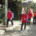 Ketua PDIP Lamongan, Saim mendampingi anggota fraksi saat penyemprotan disinfektan.