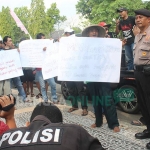 Aksi warga Desa Klitik saat demo di depan kantor Pemkab Ngawi.