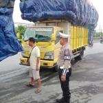 Petugas Satlantas Polres Gresik saat razia angkutan ODOL. Foto: Ist.
