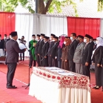 Bupati Fandi Akhmad Yani saat mengambil sumpah jabatan 408 pejabat, Selasa (18/1). foto: SYUHUD/ BANGSAONLINE