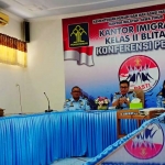 Kepala Kantor Imigrasi Kelas II Blitar, M Akram, saat konferensi pers.
