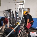 Tim Labfor Polda Jatim saat melakukan pemeriksaan di TKP ledakan 