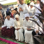 Khofifah berziarah ke makam suaminya, Dr. Indar Parawansa. Foto: DIDI R/BANGSAONLINE