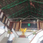 Kondisi atap gedung DPRD Kabupaten Pasuruan yang ambrol.