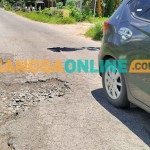 Jalan Berlubang di Desa Ngudirejo, Kecamatan Diwek, Jombang. Foto: AAN AMRULLOH/BANGSAONLINE