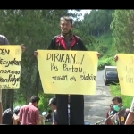 Beberapa warga setempat saat gelar aksi demo menolak penutupan akses jalan alternatif Ponorogo-Trenggalek.