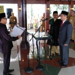 Wali Kota Malang Sutiaji saat melakukan pengambilan sumpah dan janji kepada Mulyono sebagai Sekretaris DPRD Kota Malang, di Gazebo Balai Kota, Senin (03/12). foto: IWAN IRAWAN/ BANGSAONLINE