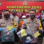 Kapolres Blitar Leonard M. Sinambela saat menunjukkan tersangka beserta bukti. (foto: ist)