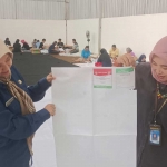 Salah satu surat suara rusak yang ditunjukkan oleh petugas Bawaslu Blitar.