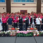 Bupati Yuhronur Efendi foto bersama 201 pengurus KDKMP se-Kabupaten Lamongan.