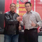 Ketua LSM Kobra Daud Joni bersama Kasatreskrim Polres Banyuwangi AKP Panji Pratistha.