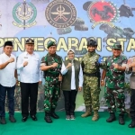 Bupati Blitar, Rini Syarifah, bersama para prajurit dari Yonif Para Raider 501/Bajra Yudha Madiun.