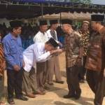 KH Ir Salahuddin Wahid saat menghadiri peletakan batu pertama pembangunan Pondok Pesantren Al-Hijaz Tebuireng di Desa Air Kati Kecamatan Sindang Dataran Bengkulu. Foto: rakyatbengkulu.com 