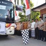 Bupati MKP saat memberangkatkan jamaah haji.