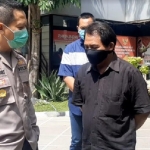 Kapolres AKBP Kusworo Wibowo (kanan) ketika menginterogasi tersangka Sugiyanto (tengah baju hitam). foto: ist.