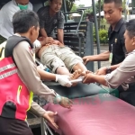 Korban saat hendak dilarikan ke rumah sakit.