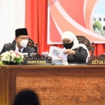 Gubernur Jawa Timur Khofifah Indar Parawansa dan Wali Kota Pasuruan Saifullah Yusuf dalam acara Sertijab Wali Kota Pasuruan dari Plh. Wali Kota Pasuruan Anom Suraho, S.H., M.Si., kepada Wali Kota Pasuruan terpilih H. Saifullah Yusuf (Gus Ipul) dan Wakil Wali Kota Pasuruan Adi Wibowo, S.S.T.P., M.Si., di Gedung DPRD Kota Pasuruan, Senin (1/3) malam. foto: ist