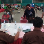 Sebanyak 794 warga yang terjaring operasi yustisi protokol kesehatan (prokes) menjalani sidang terjadwal kedua di Gedung Indoor Tennis Kabupaten Sidoarjo, Kamis (1/10/2020). (foto: ist).