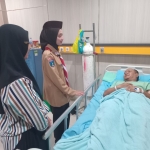 Wali Kota Kediri Vinanda Prameswati saat menjenguk Personel Damkar Korban Sengatan Tawon Vespa
