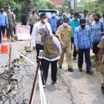 Tim Pusat Vulkanologi, Mitigasi, dan Bencana Geologi (PVMBG) saat mengobservasi lokasi tanah bergerak di Desa Kebonsari Kecamatan Kademangan Kabupaten Blitar.