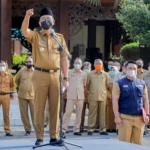 Bupati Baddrut Tamam saat memimpin apel pagi di lapangan Nagara Bhakti Mandhapa Agung Ronggosukowati, Senin (04/1/2021).