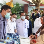 Wali Kota Kediri Abdullah Abu Bakar saat berbincang dengan salah satu warga yang hendak membeli beras. (foto: ist.) 