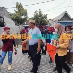 Kepala Desa Randuboto, Andik Sulandra, ketika menjelaskan kepada para perwakilan 67 kabupaten dan kota yang terlibat dalam proyek Kawasan Minapolitan. Foto: SYUHUD/BANGSAONLINE