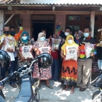 Beberapa anggota DPRD Jombang saat membagikan beras di Dusun Nampu. (foto: ist)