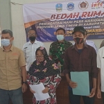 Penyerahan bantuan bedah rumah secara simbolis dari PWI Jatim dan PWI Lamongan di Balai Desa Dermolemahbang, Kecamatan Sarirejo.