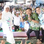 Anang bersama Khofifah di acara Tahlil Qubro Fatayat dan Muslimat NU di Lumajang. foto: ist