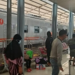 Para penumpang di Stasiun KA Kediri bersiap naik ke kereta api yang akan mengantarkan mereka ke Jakarta. Foto: MUJI HARJITA/ BANGSAONLINE
