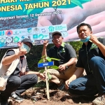 Kepala Pelaksana BPBD Kabupaten Kediri, Slamet Turmudi; Ketua TSBD Kabupaten Kediri, Kamid; dan Koordinator Komunitas Wilis Lestari, Budiman, saat melakukan aksi tanam pohon di area Embung Magersari. foto: MUJI HARJITA/ BANGSAONLINE