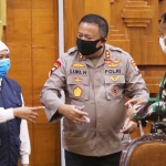 Gubernur Khofifah berdiskusi dengan Kapolda Jatim dan Pangdam V Brawijaya usai konferensi pers penanganan Covid-19 di Jatim di Gedung Negara Grahadi, Surabaya. foto: DIDI ROSADI/ BANGSAONLINE