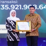 Wali Kota Kediri Abdullah Abu Bakar saat menerima secara langsung penghargaan dari Gubernur Jawa Timur Khofifah Indar Parawansa. Foto: Ist.