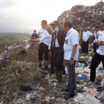 Plt Wali Kota Malang Sutiaji ketika meninjau tempat longsornya TPAS Supit Urang, Kota Malang. foto: IWAN/ BANGSAONLINE