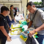 Warga saat membeli beras di kegiatan Operasi Pasar Murah yang digelar di Kejari Kota Kediri. (Ist)