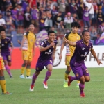 Wimba Sutan saat selebrasi usai menjebloskan gol ke gawang Mitra Kukar.