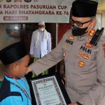 Kapolres Pasuruan AKBP Erick Frendriz saat memberikan penghargaan kepada juara lomba adzan.