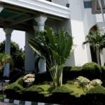 satu taman di sekitaran pintu masuk menara Masjid Al-akbar, terawat dan asri. foto: faratiti dewi/ BANGSAONLINE 