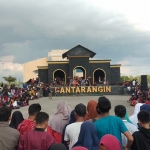 Antusias masyarakat Ponorogo terlihat saat mereka memenuhi Monumen Bantar Angin guna menyaksikan kesenian Jaran Thek meski mendung menyelimuti.