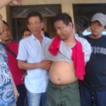 Pelaku saat diamankan di Polsek Dlanggu, Mojokerto. foto: Soffan Soffa/ bangsaonline.com