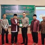 Ketua Pemuda LDII Kota Kediri, Asyhari Eko Prayitno (nomor 3 dari kiri) saat menyerahkan cinderamata kepada Sutriyono Krispatih dari BA Sigar Subdit Gakkum Ditlantas Polda Jatim. Foto: Muji Harjita/BANGSAONLINE