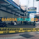 Garis polisi di sekitar Indomaret Raya Gubeng yang terbakar. Foto: RUSMIYANTO/BANGSAONLINE