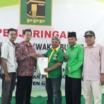 Utusan Nur Qolib saat mengambil formulir pendaftaran di DPC PPP. foto: ist.